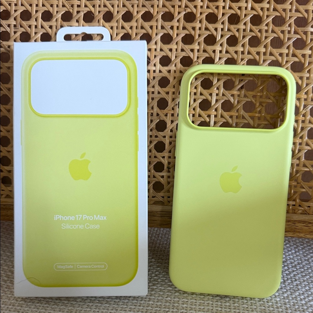 Apple iPhone 17 Pro Max Silicone Case - Neon Yellow